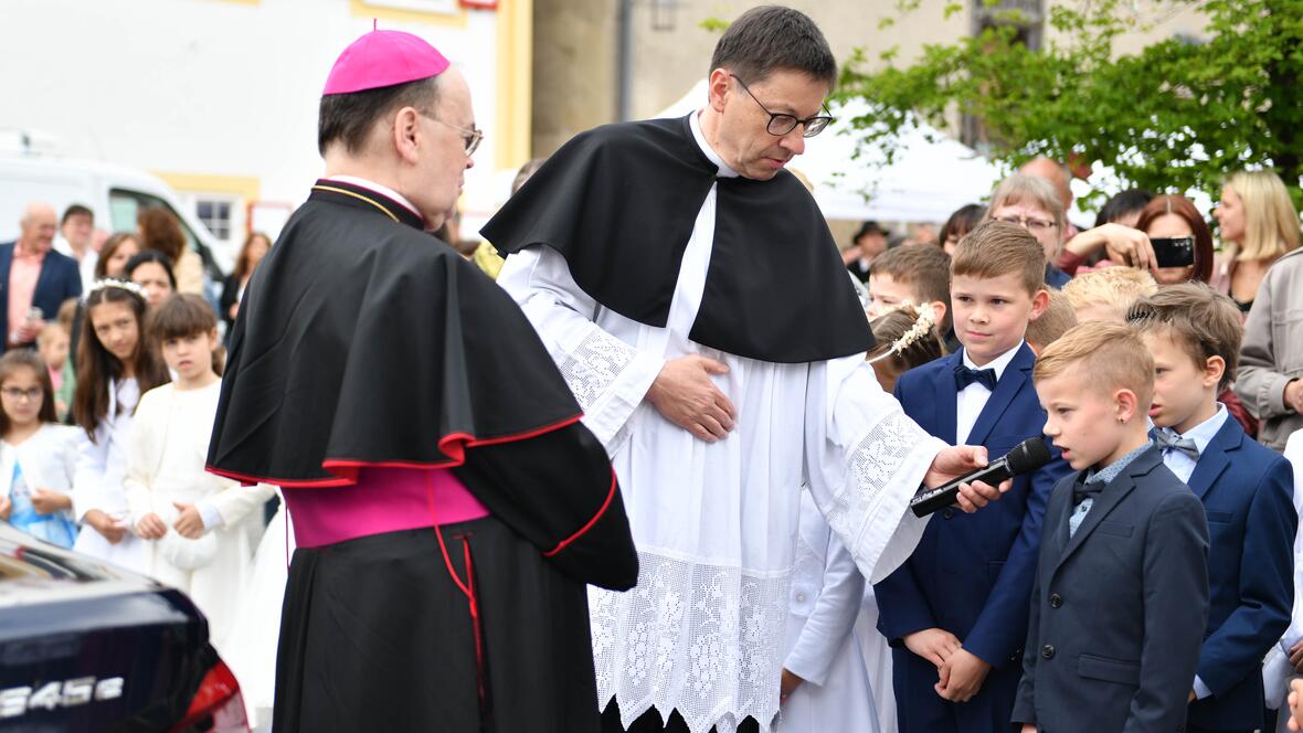 Feierlich wurde der Bischof auf dem Markplatz willkommen geheißen. Die Kommunionkinder begrüßten ihn mit Versen (Foto: Maria Rösch / pba)