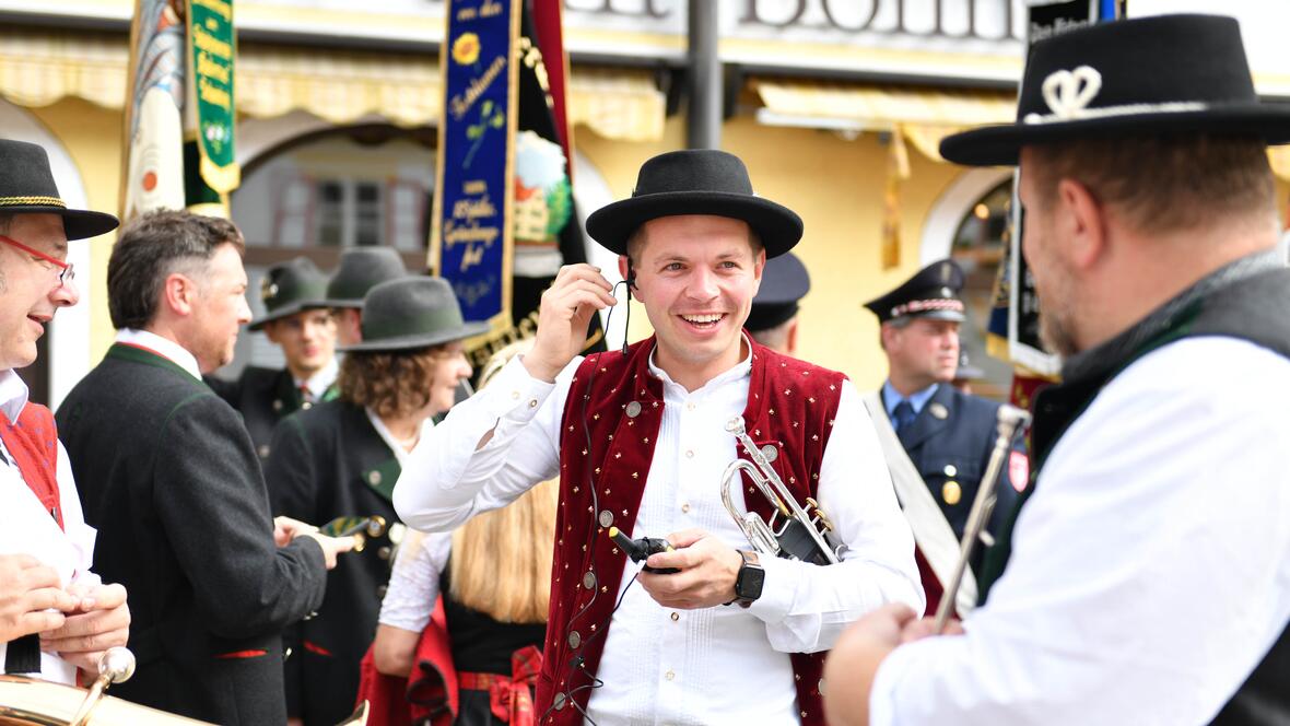 Von der Musikkapelle wurde der Festumzug feierlich musikalisch gestaltet. (Foto: Maria Rösch / pba)