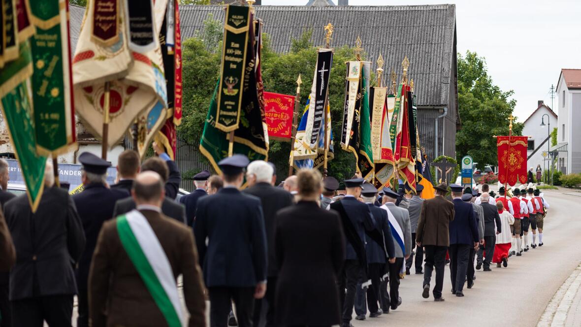 Zahlreiche Fahnenabordnungen nahmen an dem Festgottesdienst teil.