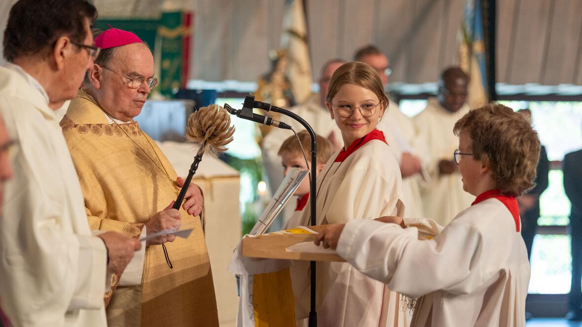 Bischof Bertram segnete Gedenkbänder, die an die Fahnen zur Erinnerung an den Festtag angebracht wurden.