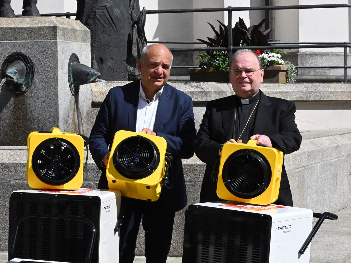 Freuen sich über die Möglichkeit, Flutopfern zur Seite zu stehen: (v.l.) Diözesan-Caritasdirektor Diakon Markus Müller und Bischof Dr. Bertram Meier (Foto: Leander Stork / pba)