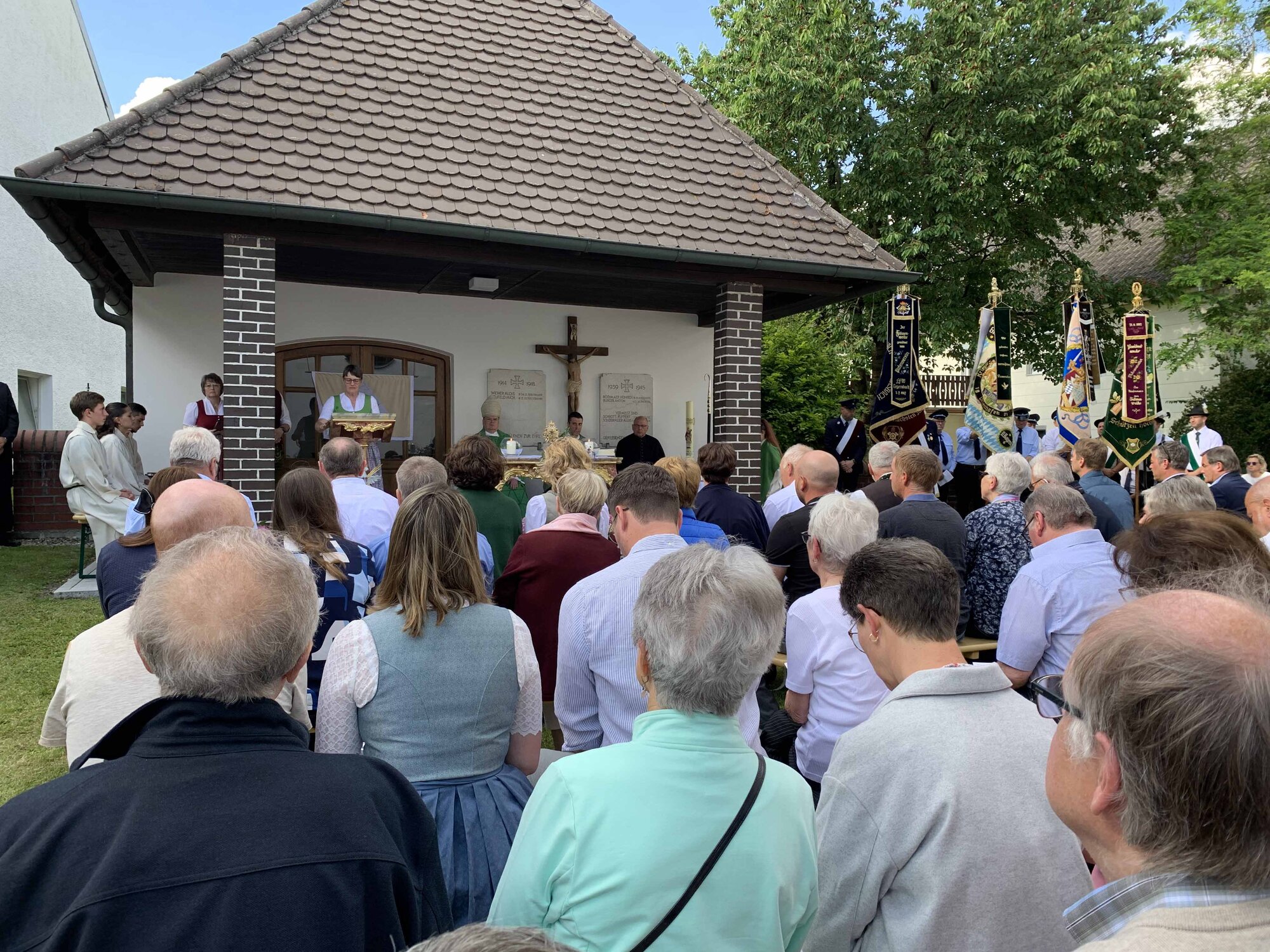 Zahlreiche Gläubige aus der Umgebung feierten den Gottesdienst im Freien mit. Foto: Viktoria Zäch (pba)