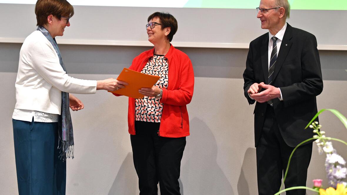 Eine ihrer letzten Amtshandlungen: Barbara Götz übergab die Urkunde für das 40-jährige Dienstjubiläum an Rita Oberfrank, daneben Ruhestandspfarrer Paul Sinz.