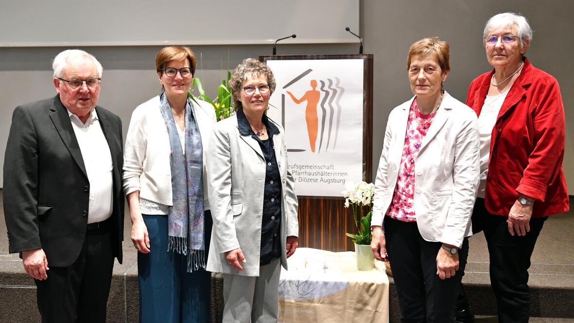 Der scheidende Vorstand - (von links) Barbara Götz, Barbara Sproll, Rita Beisser und Roswitha Böck - gemeinsam mit dem Geistlichen Beirat Msgr. Gerstlacher, der ebenfalls verabschiedet wurde. Nicht anwesend waren Brigitte Miller und Andrea Mantlik.