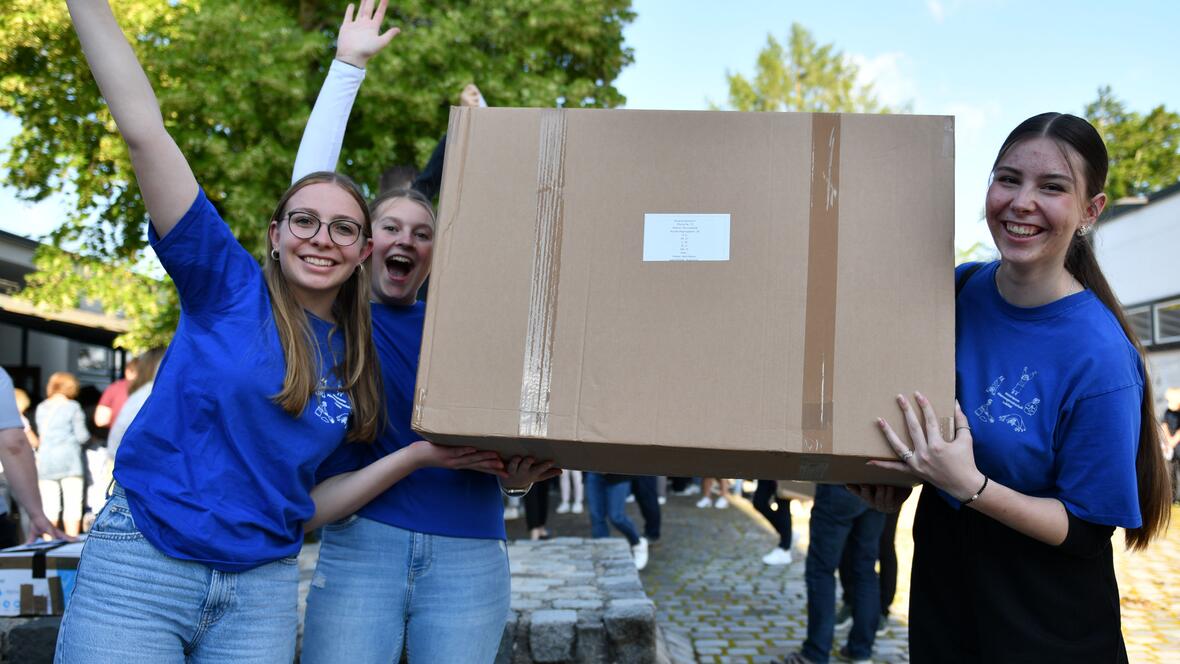 Sichtlich voller Vorfreude auf die Mini-Wallfahrt nach Rom sind diese drei Ministrantinnen aus der PG Lagerlechfeld. Mit dem Pilgerpaket ausgestattet kann die Reise kommen. (Fotos: Maria Rösch / pba) 