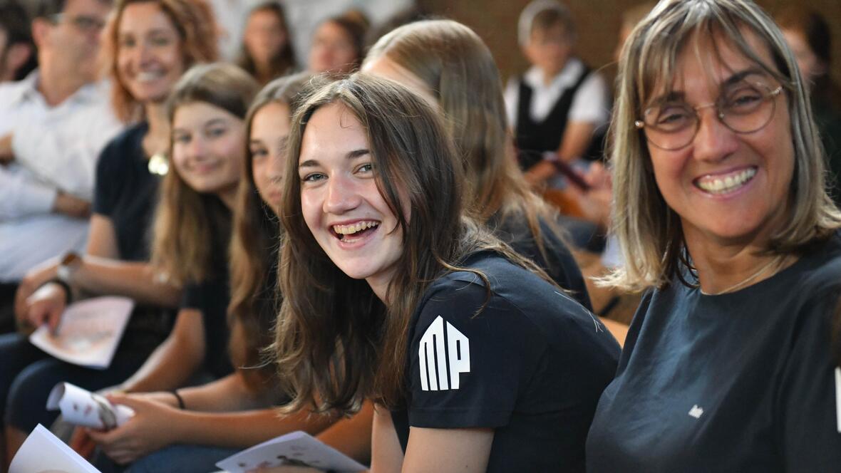 Die Freude auf die bald beginnende Reise nach Rom war den zahlreichen Jugendlichen deutlich anzusehen. Viele sind zusammen mit ihren Familien gekommen. (Foto: Maria Rösch / pba) 