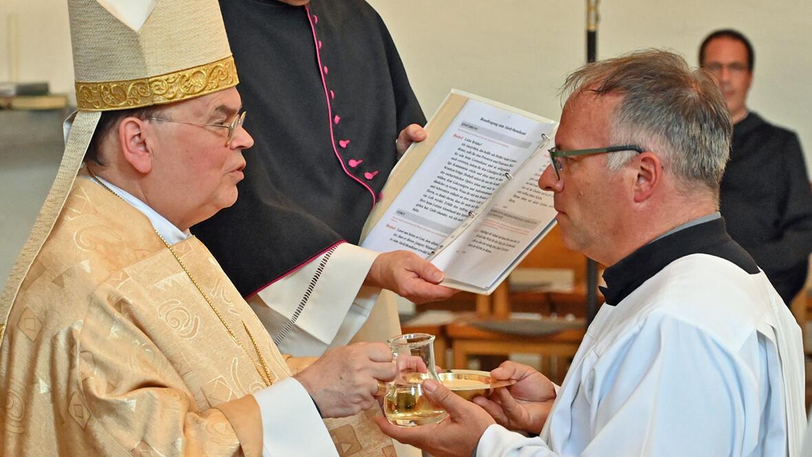 Die Übergabe von Brot und Wein als Zeichen für die Beauftragung zum Akolythen. (Fotos: Leander Stork / pba)