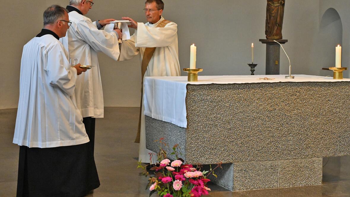 Akolythen sind auch als Altardiener im Einsatz. 