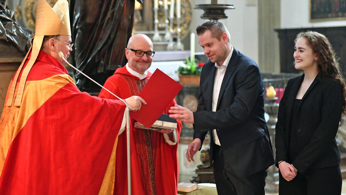 Bischof Bertram verleiht dem Preisträger des Kompositionswettbewerbs Jens Klimek die Urkunde (Fotos: Nicolas Schnall / pba)