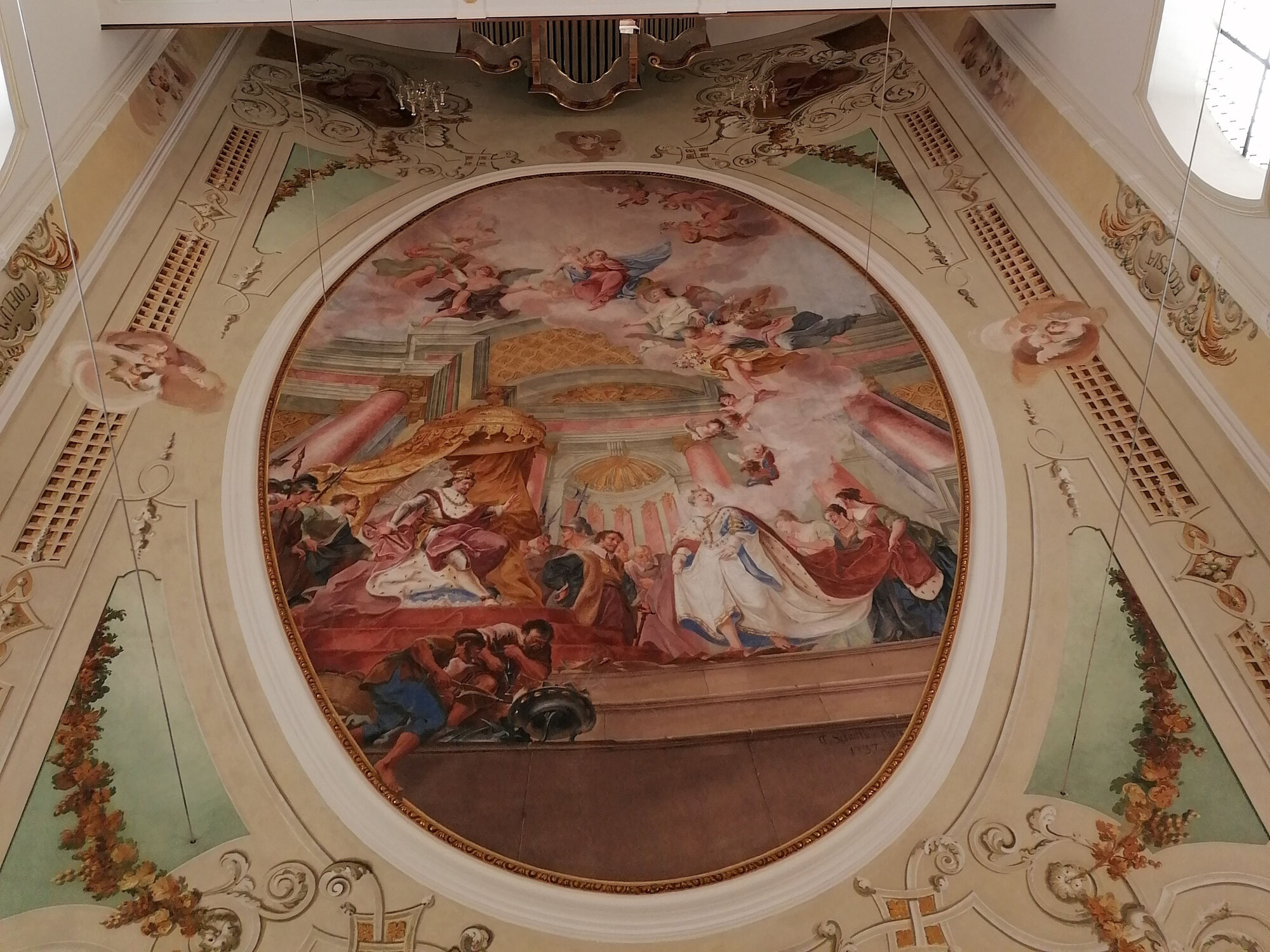 Das frisch gereinigte und restaurierte Deckenfresko zeigt Kaiserin Kunigunde, die als Zeichen ihrer Unschuld über glühende Pflugscharen geht. (Foto: Carola Stampfli/PG Aindling)