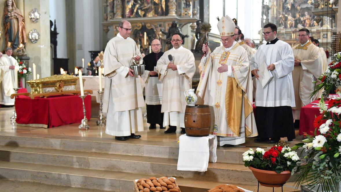 Bischof Bertram segnete Brot und Wein für die "Ulrichsminne" auf dem Vorplatz der Basilika. (Fotos: Nicolas Schnall / pba)