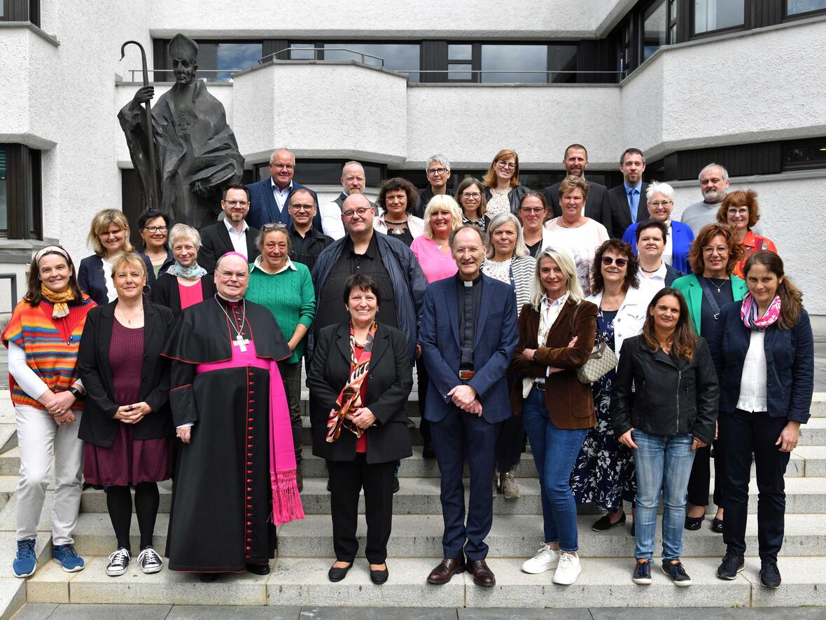 25 oder 40 Jahre im Kirchendienst: Rund drei dutzend Jubilare wurden am Ulrichstag von Bischof Bertram und Generalvikar Hacker geehrt. (Foto: Nicolas Schnall / pba)