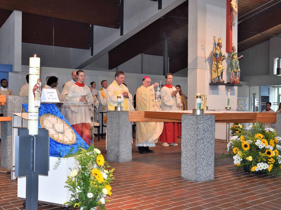 Ein stimmungsvolles Pontifikalamt mit Bischof Dr. Bertram Meier bildete am frühen Sonntagabend in der Pfarrkirche St. Ulrich in Lauben den Abschluss des Ulrichsjubiläumsjahres im Dekanat Kempten (Foto: Sabine Verspohl-Nitsche / pba)