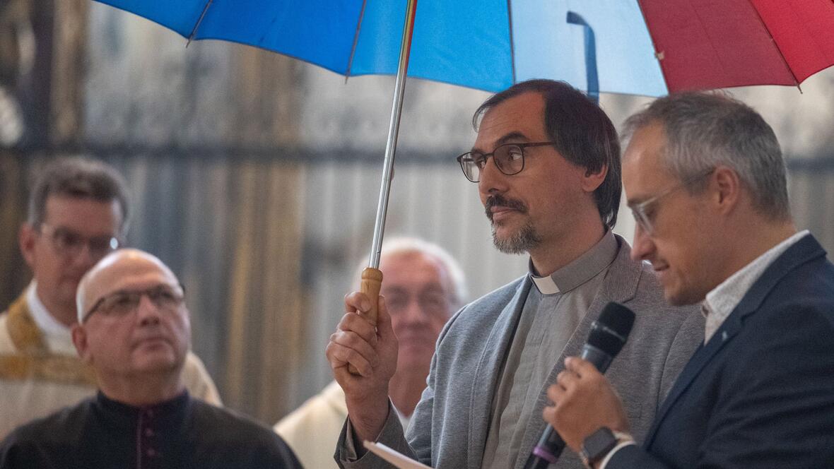 Die Fürbitten wurden durch verschiedene Gegenstände symbolisch dargestellt.