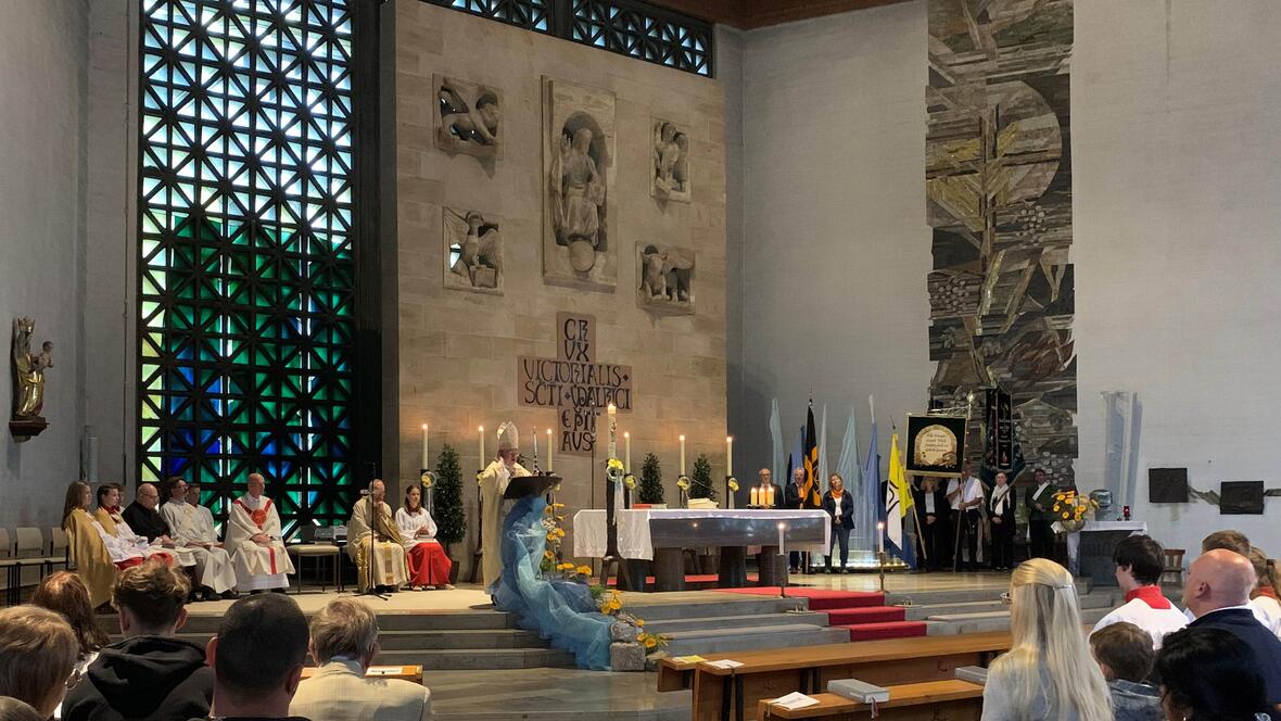 Bischof Bertram Meier erklärte in der Predigt, was es heißt "mit dem Ohr des Herzens" zu zu hören. 