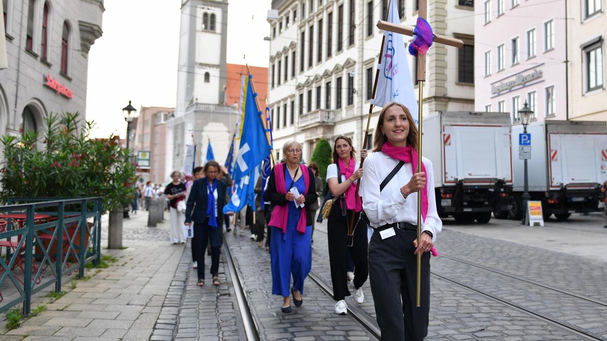 Singend und betend sind an diesem Mittwoch zahlreiche Frauen vom Dom zur Basilika St. Ulrich und Afra gelaufen, um dann eine feierliche Messe mit Bischof Bertram zu feiern. (Fotos: Maria Rösch / pba)