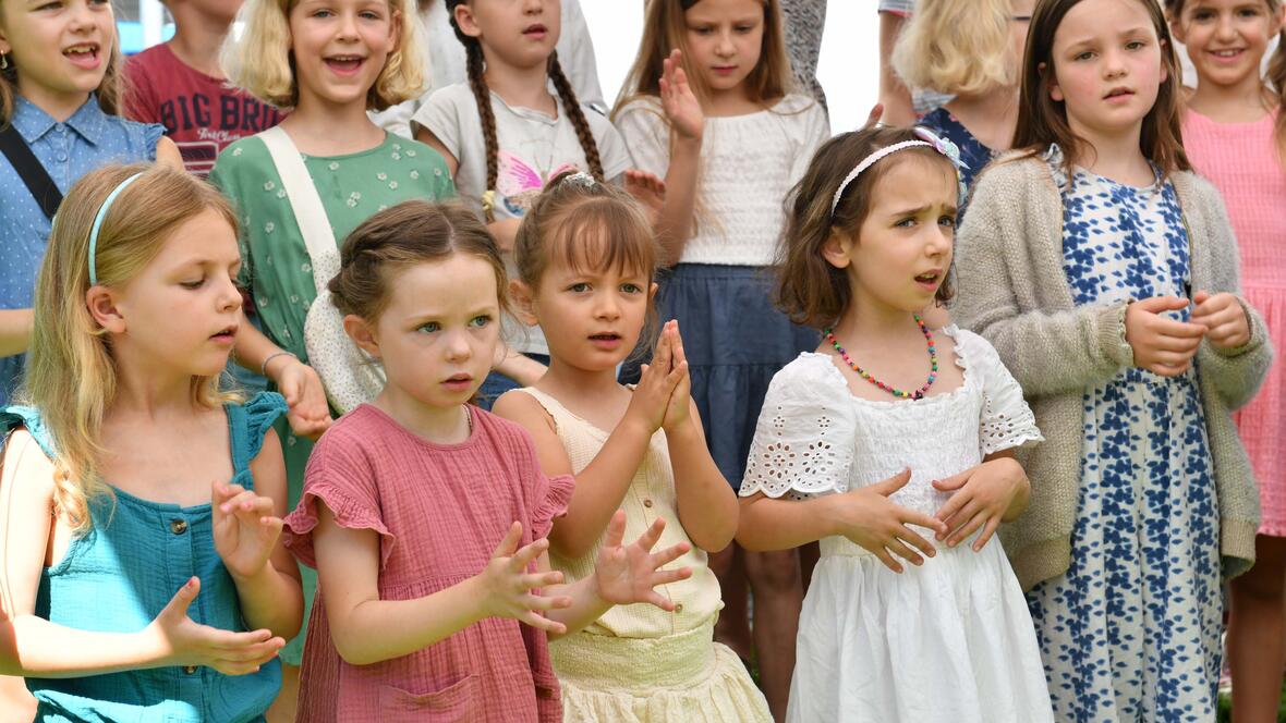Ein buntes Glaubensfest haben an diesem Samstag im Rahmen des Ulrichsjubiläums über tausend Kinder und Erwachsene am Roten Tor in Augsburg erlebt. (Fotos: Maria Rösch / pba)