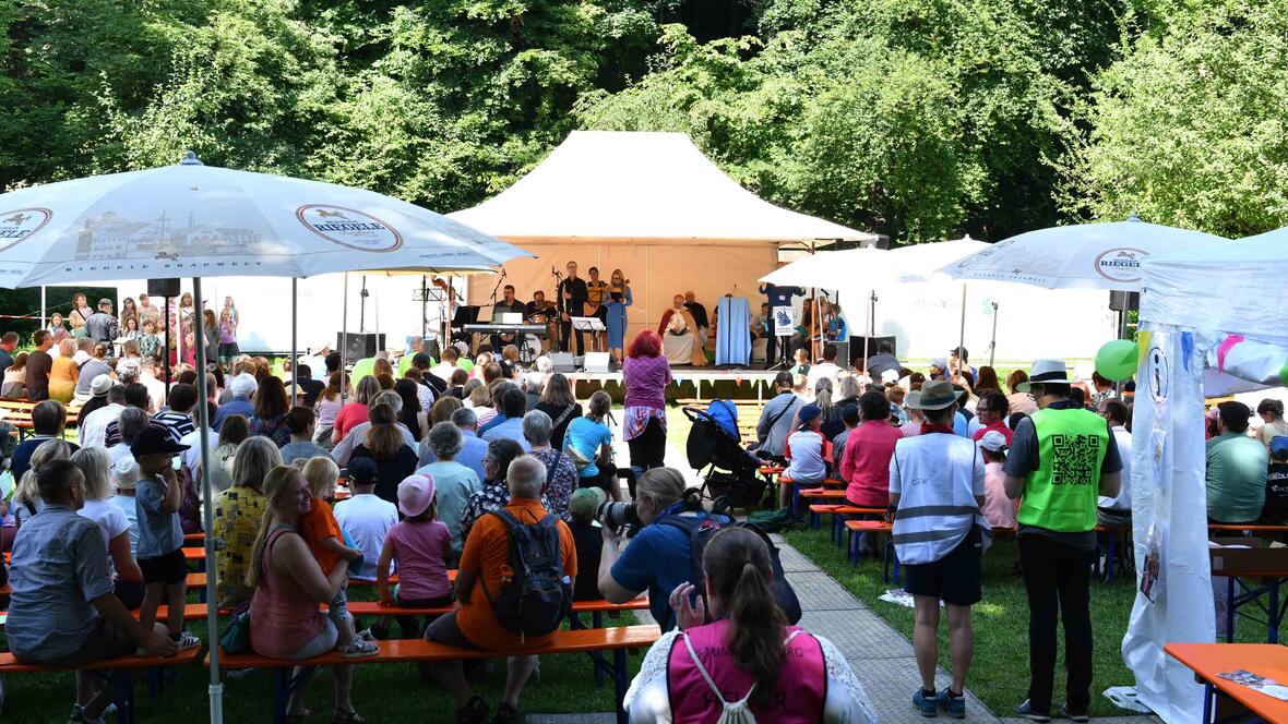 Bei bestem Wetter konnte der Gottesdienst unter freiem Himmel stattfinden. 