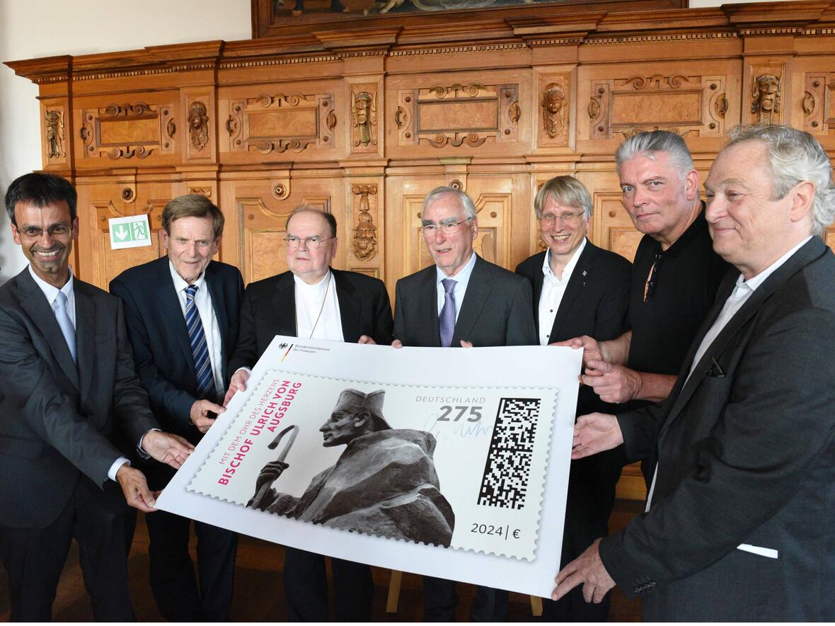 Freuen sich über die Ulrichs-Sondermarke (von links): Martin Chaudhuri (Bundesfinanzministerium), Bürgermeister Bernd Kränzle, Bischof Bertram, Theo Waigel, Domkapitular Thomas Groll (Vorsitzender Ulrichskomitee), Ulrich Wagner (Fotograf des Motivs) und Prof. Peter Krüll (Designer der Briefmarke) (Foto: pba/Ulrich Bobinger).