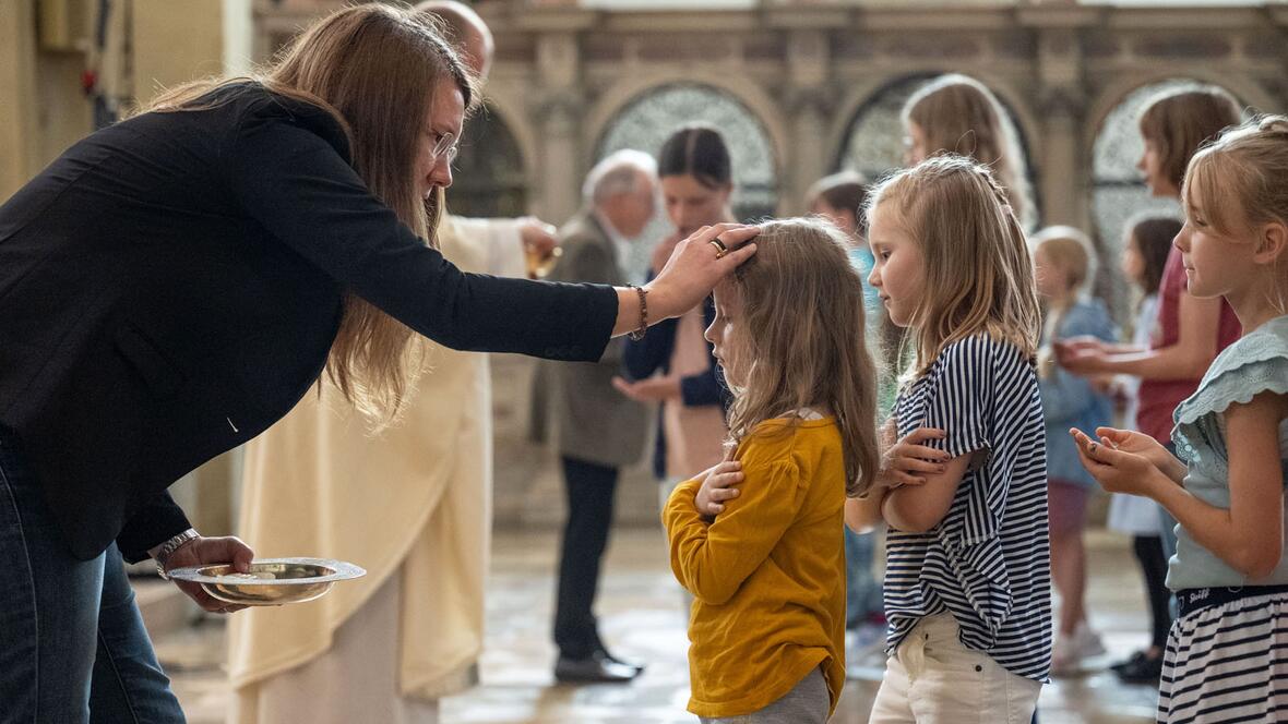 Die Leiterin der Augsburger Bischof-Ulrich-Grundschule Miriam Pientschik spendet den Segen.