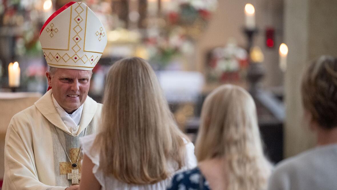 Die Lehrerinnen und Lehrer traten einzeln zum Erhalt der Missio vor.