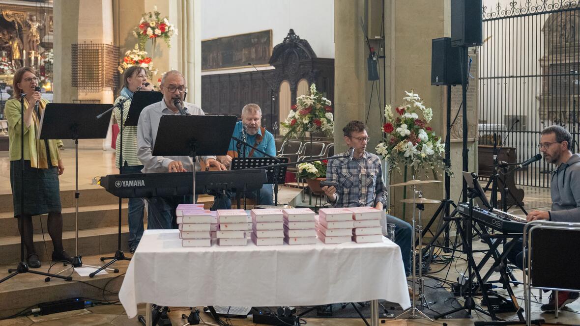 Der Gottesdienst wurde musikalisch durch eine Band unter Leitung von P. Norbert Becker MSC gestaltet.