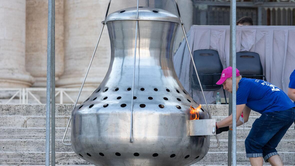 Schwergewicht: Das wohl größte Weihrauchfass der Welt wurde extra von Oberschönenfeld nach Rom transportiert.