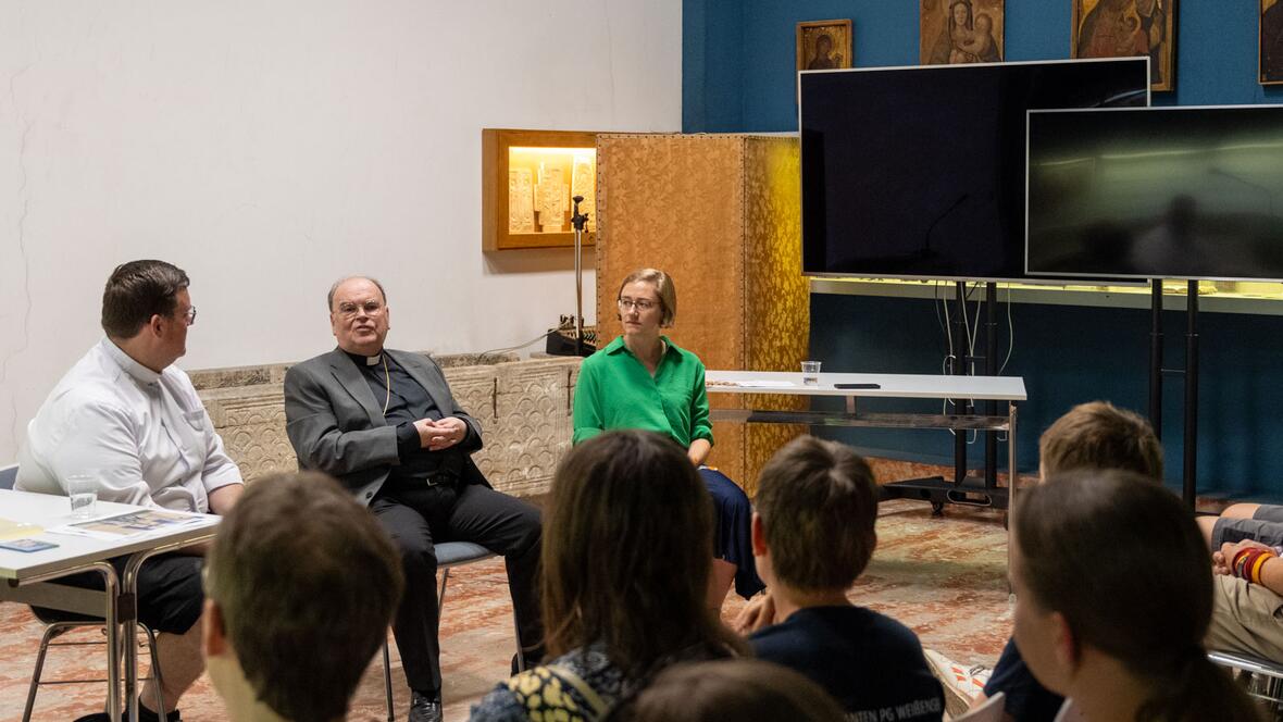Der Bischof beantwortete die Fragen der Ministranten im Sitzungssaal des Collegio Teutonico.