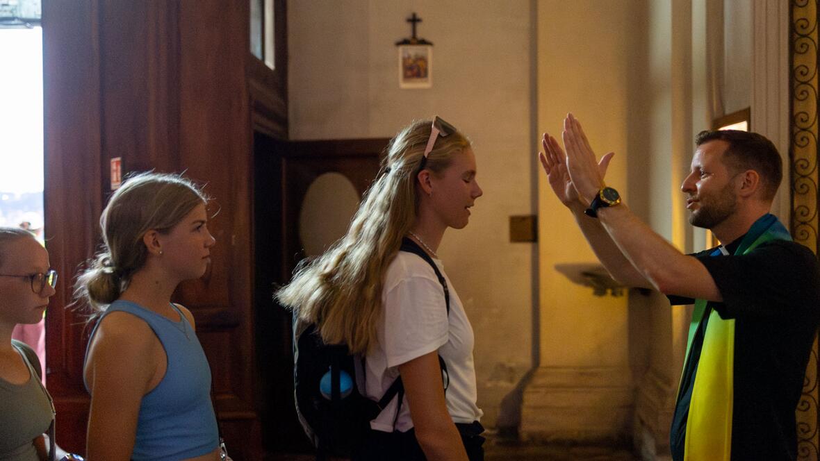 Junge Ministrantinnen empfangen den Einzelsegen.