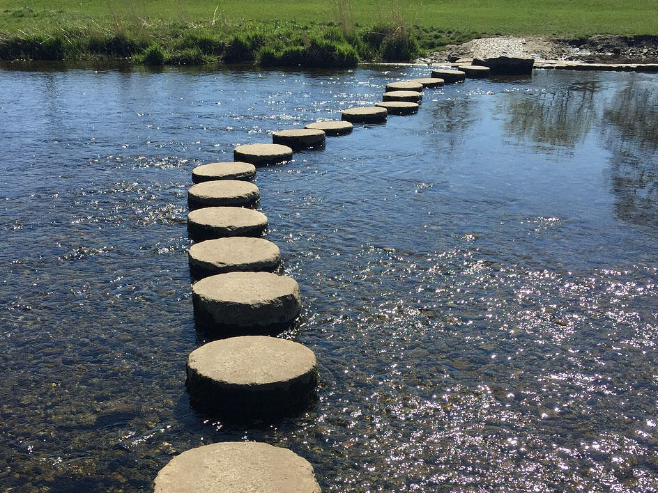 In schwierigen Situationen Trittsteine fürs Leben zu geben: So lautet die Aufgabenbeschreibung der EFL-Beraterinnen und Berater. Der Tätigkeitsbericht 2023 gibt Einblicke in den Dienst der Fachstelle. (Foto: pixabay)