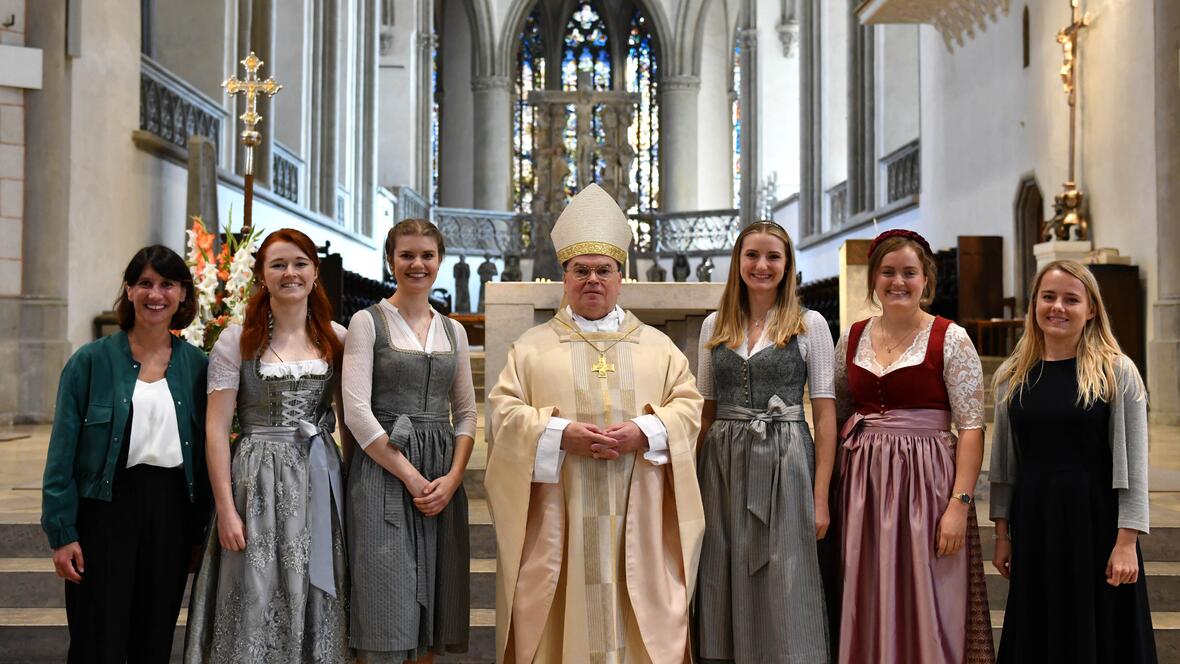 Diese sechs Frauen hat Bischof Bertram in den pastoralen Dienst ausgesandt (v.links): Doris Herger (Pfarrreferentin), Anna-Maria Maul (Pastoralreferentin), Sarah Blay (Pastoralreferentin), Anna Brandl (Gemeindereferentin), Rosalie Brombeiß (Gemeindereferentin), Monika Ettig (Gemeindereferentin). (Fotos: Maria Rösch/pba)