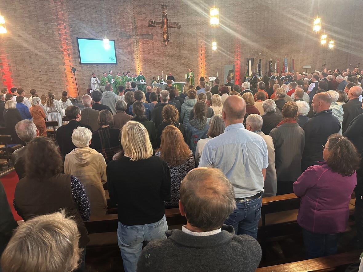 Beim letzten Gottesdienst war die Kirche Zu den Acht Seligkeiten noch einmal voll (Fotos: Ulrich Bobinger / pba).