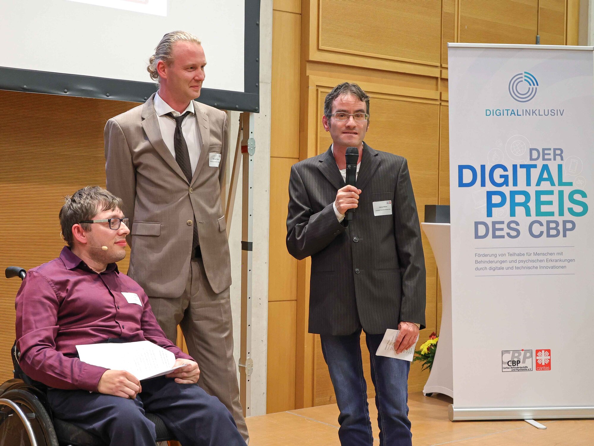 1. Preis für die Ursberger Barrierebrecher des DRW: Laudator Lulzim Lushtaku mit den Barrierebrechern Michael Stadler und Helmut Wieser.