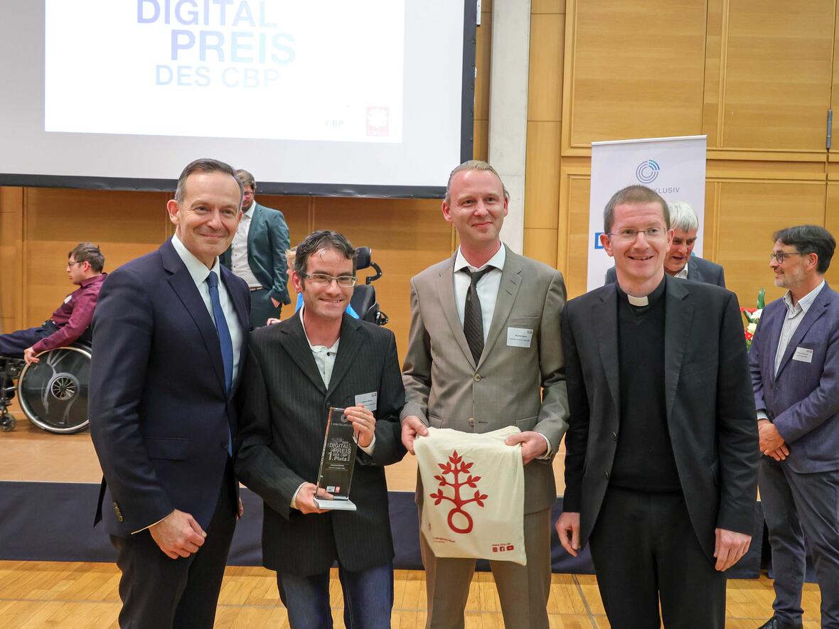 (von links nach rechts) Bundesminister Dr. Volker Wissing, die Barrierebrecher Helmut Wieser und Michael Stadler sowie der Geistliche Direktor des DRW Martin Riß. (Foto: DRW)