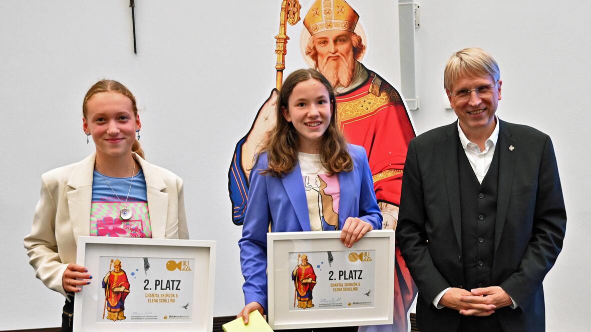 Die beiden Schülerinnen Chantal Skurzok & Elena Schilling aus Reisensburg widmeten sich ebenfalls dem Thema Frieden und setzten dies auf originelle Weise in ihrem Beitrag um.