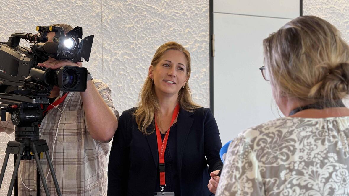 Interviewfragen beantworten vor Mikrofon und Kamera - das übten Teilnehmer auf dem IV. Diözesanen Medientag. Fotos: Viktoria Zäch, Leander Stork, Julian Schmidt (pba)