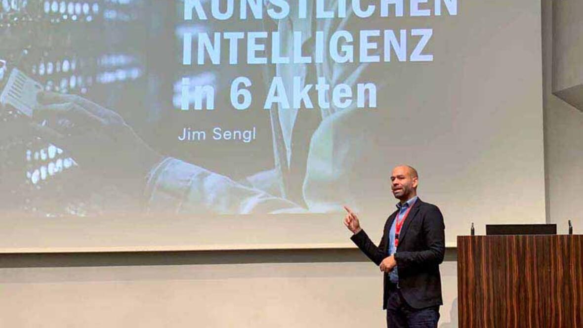 In die Welt der Künstlichen Intelligenz führte Jim Sengl ein. Foto: Viktoria Zäch (pba)