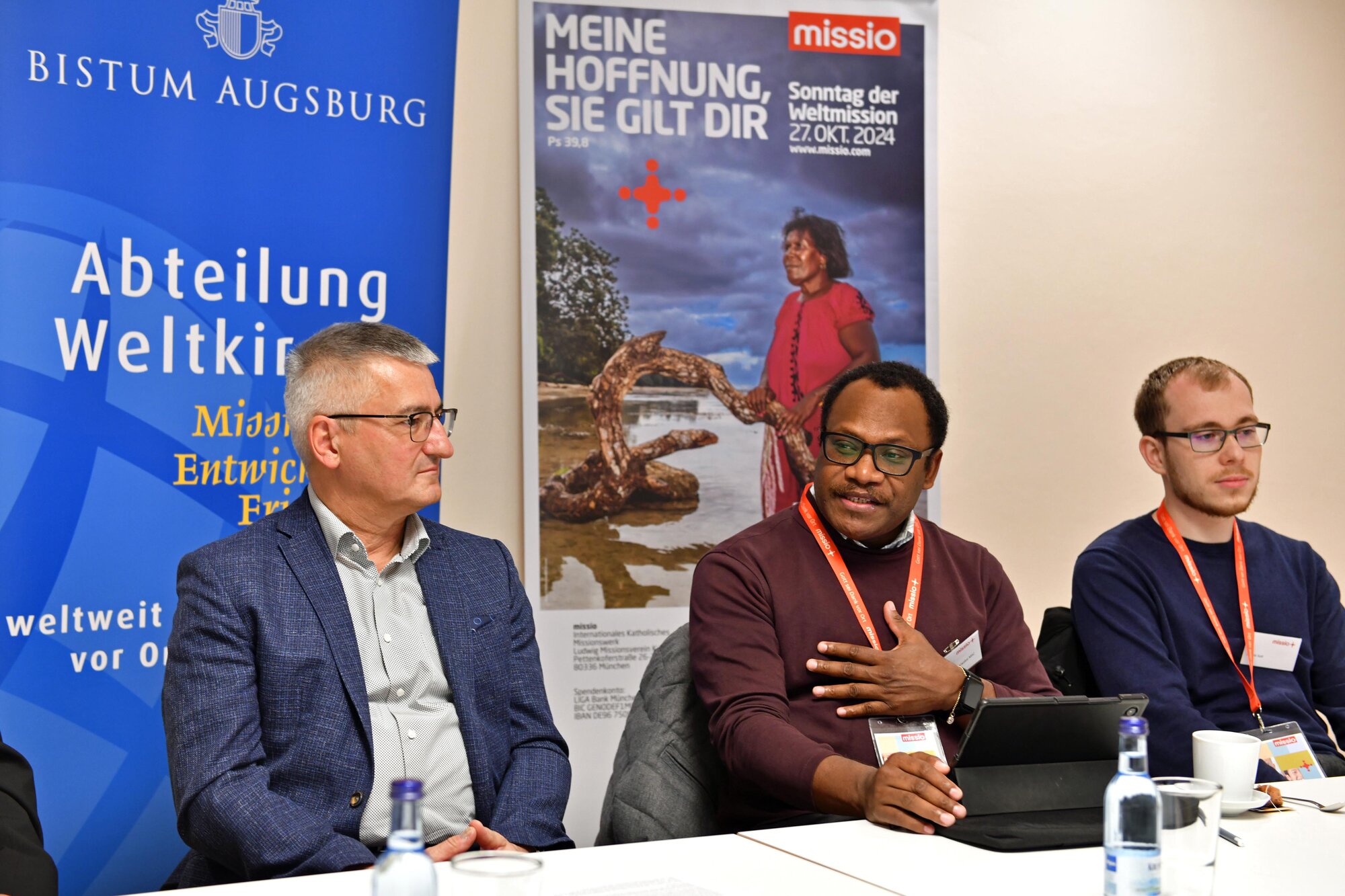 Beim Pressegespräch zum Weltmissionssonntag_Der Leiter der Abteilung Weltkirche Anton Stegmair und Pater Sylvester Warwakai (Foto Nicolas Schnall_pba)