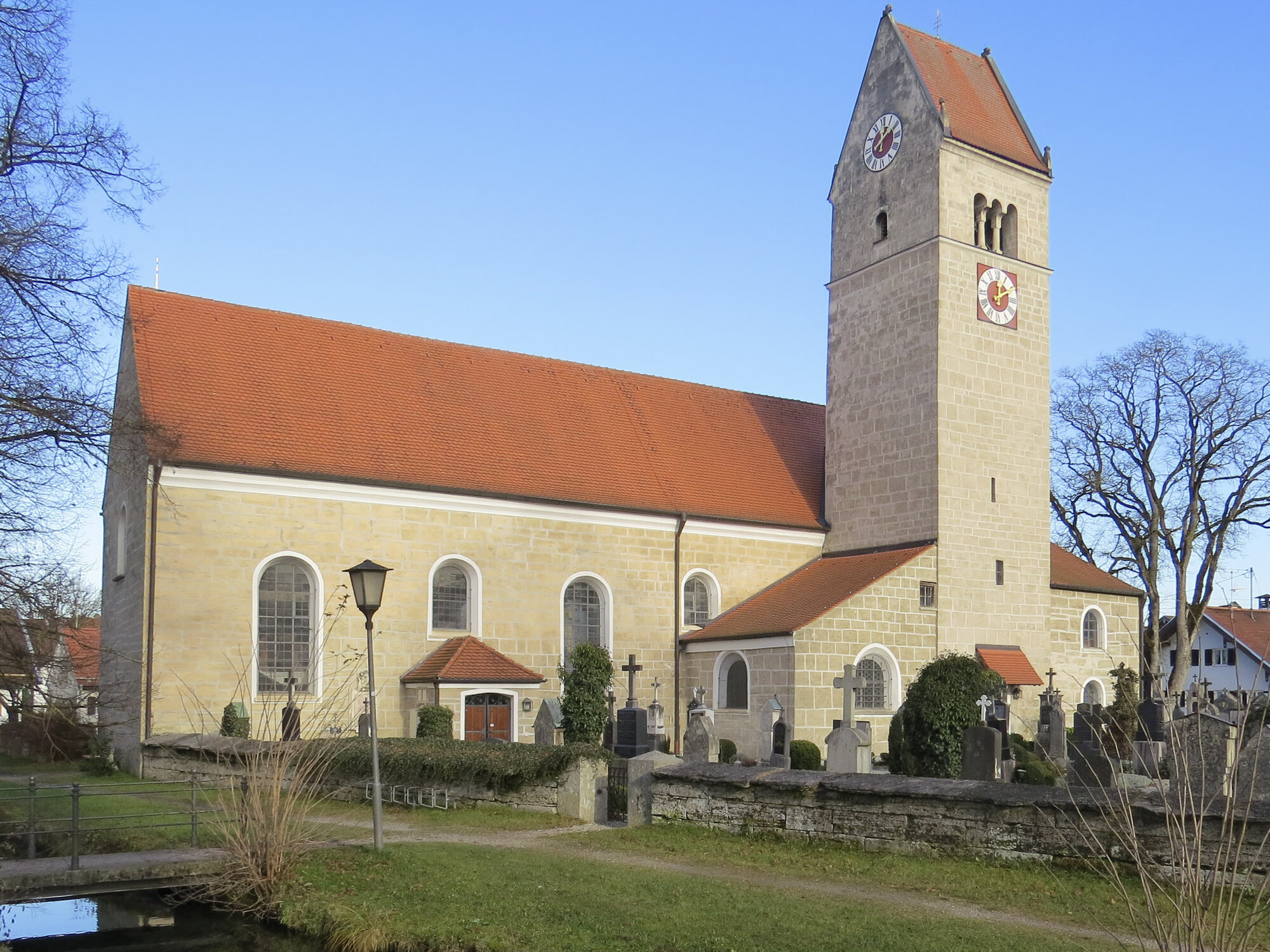 Die Huglfinger Pfarrkirche St. Magnus (Foto: Flodur63 / Wikimedia Commons)