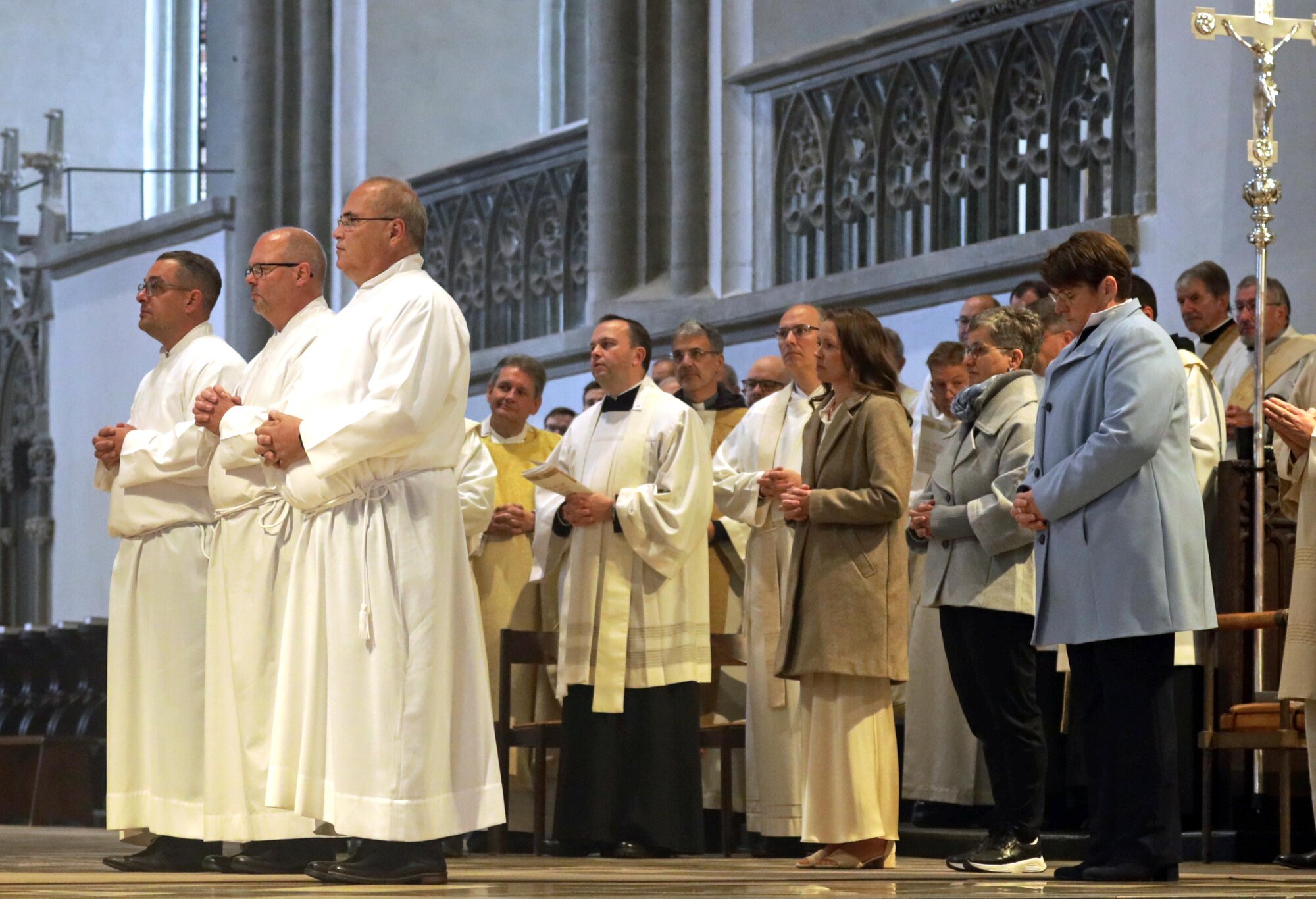 Bischof Bertram bedankte sich auch bei den Ehefrauen für den Rückhalt und die Unterstützung, die sie leisten. 