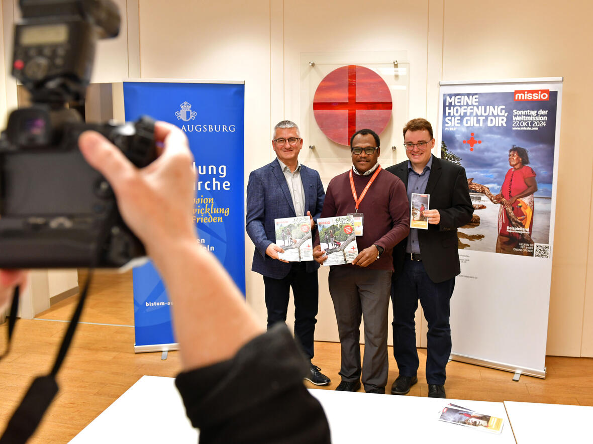 Stellten sich beim Pressegespräch zum Weltmissionssonntag den Fragen und Fotowünschen der Journalisten (von links): Leiter der Abteilung Weltkirche Anton Stegmair und Pater Sylvester Warwakai MSC sowie Dr. Peter Frasch, der die Moderation übernahm. (Fotos: Nicolas Schnall / pba)
