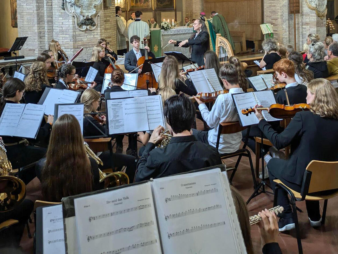 44 Schülerinnen und Schüler aus dem Kammerorchester des Augsburger Gymnasiums Maria Stern unter der Leitung von Dr. Christina Drexel gestalteten den Sonntagsgottesdienst mit Bischof Bertram in der Kollegskirche des Campo Santo. Unter den Gottesdienstbesuchern war mit Christian Hörtrich auch der Schulleiter. (Foto: privat).