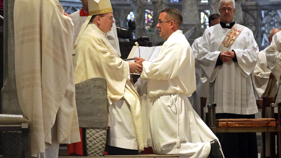 „Auge der Kirche von Augsburg sein“: Bischof Bertram weiht drei Männer zu Diakonen