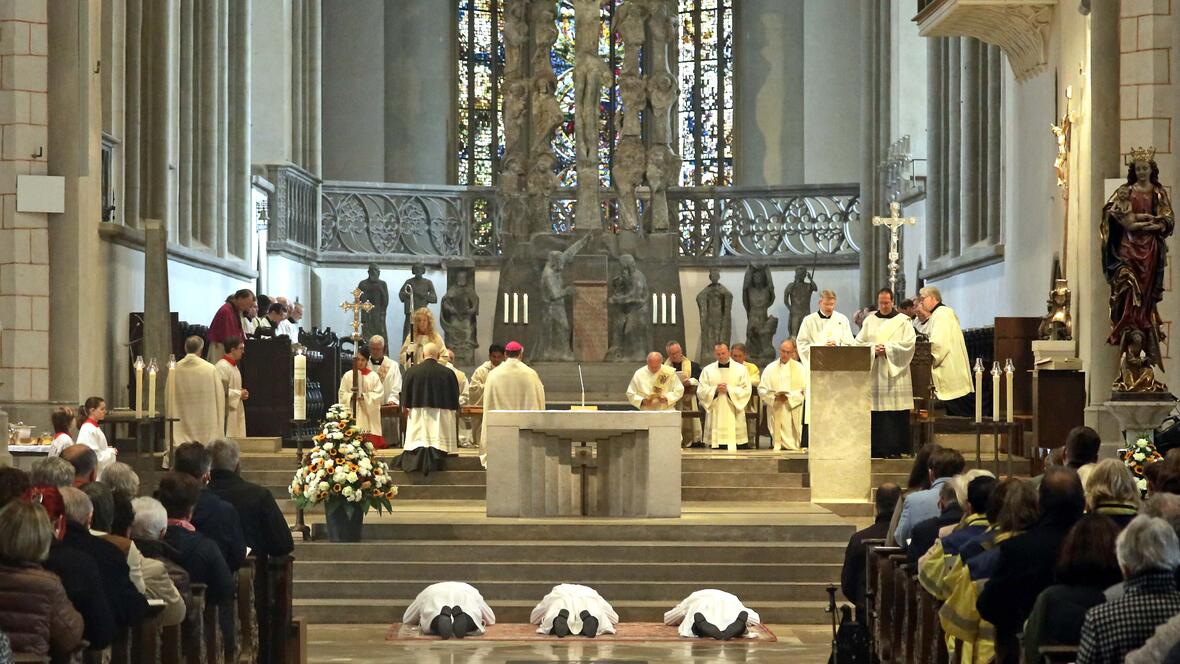 „Auge der Kirche von Augsburg sein“: Bischof Bertram weiht drei Männer zu Diakonen