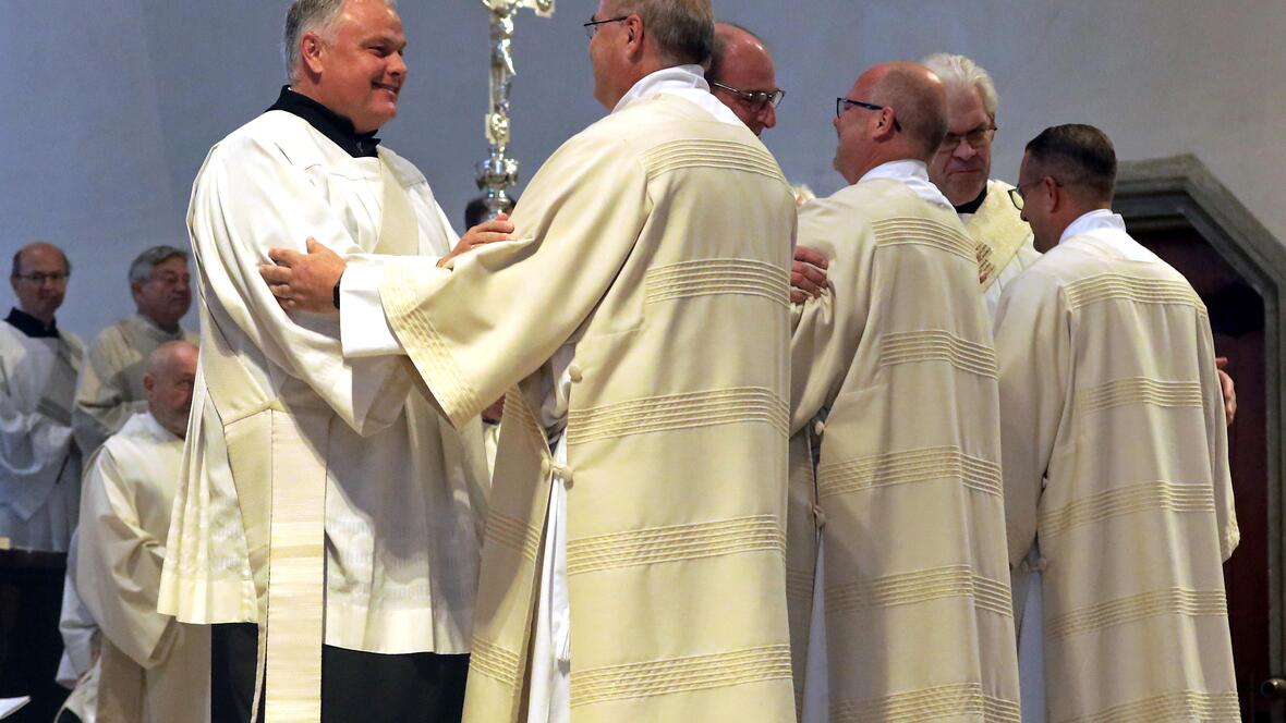 „Auge der Kirche von Augsburg sein“: Bischof Bertram weiht drei Männer zu Diakonen
