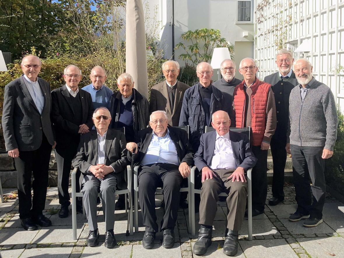 Gemeinsam haben sie Tage der Besinnung in Bad Faulenbach verbracht: (v.l. hinten) Franz Götz, Franz-Reinhard Daffner, Willi Berchtold, Richard Tyroller, Ludwig Hihler, Ludwig Michale, Max Stetter, Wolfgang Schneck, Gottfried Fellner, Anton Siegel,  (v.l. vorne) Erwin Ruchte, Willi Atzkern, Philipp Maier. (Foto: Priesterseelsorge)