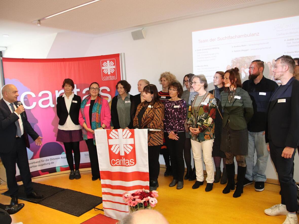 Diözesan-Caritasdirektor Diakon Markus Müller dankt dem Team der Suchtfachambulanz Augsburg für die engagierte und professionelle Arbeit (Fotos: Bernhard Gattner / Caritas Augsburg)
