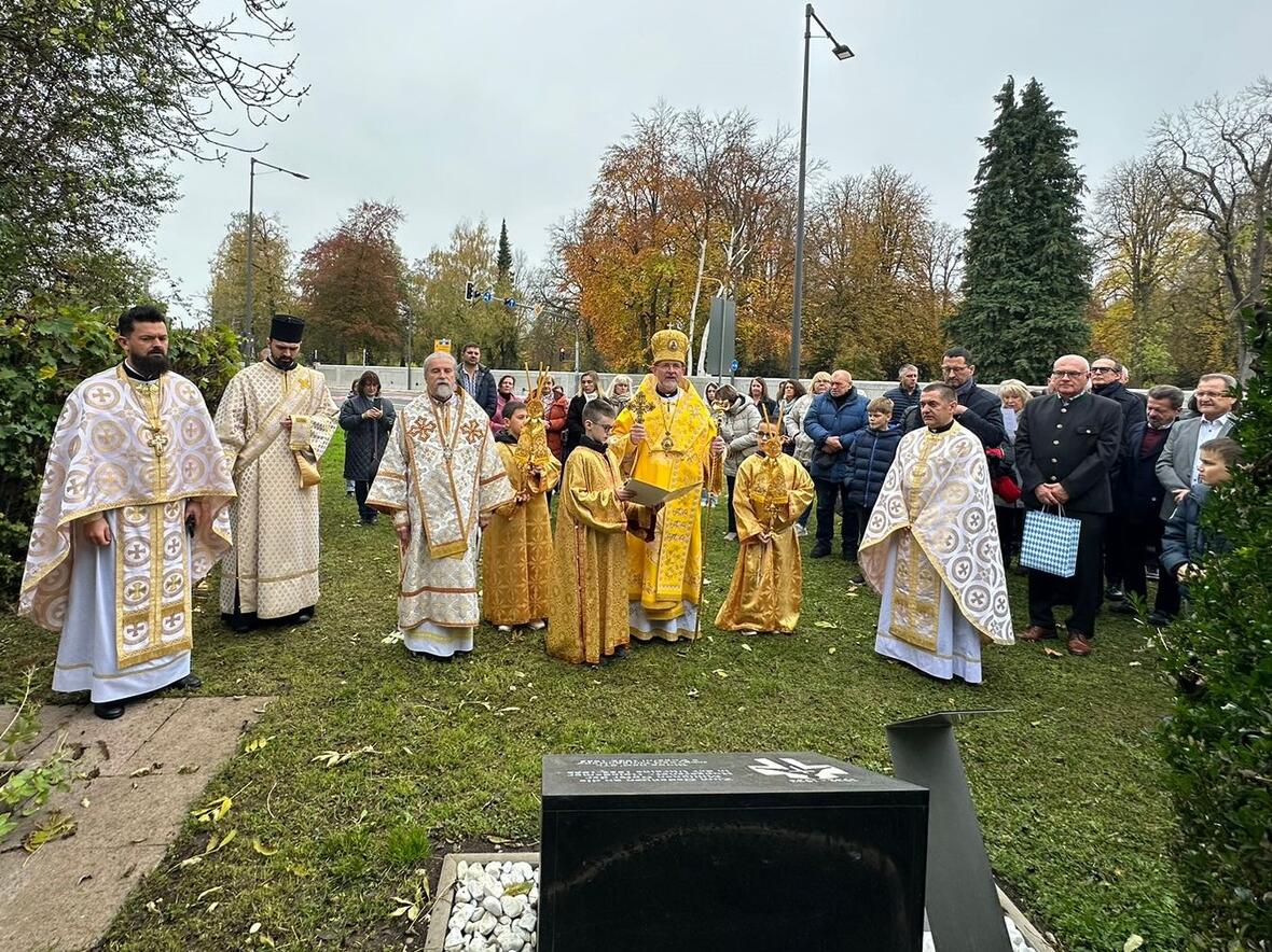 Segnung der Gedenktafel für die Opfer des Holódomor. (Fotos: Ukrainische Katholische Mission)