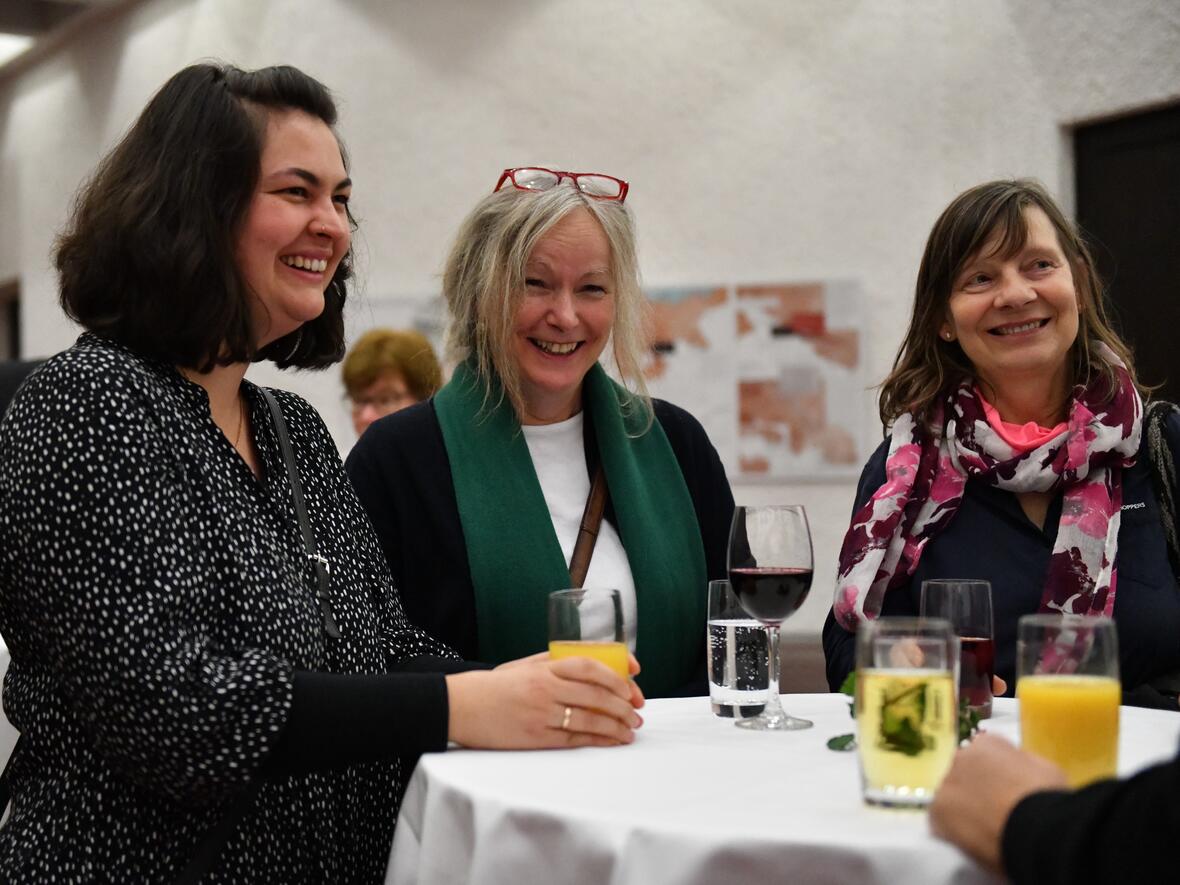 Auf 25 Jahre Bischöflicher Hilfsfond "Pro Vita" wurde bei einem Gottesdienst und Festakt im Haus Sankt Ulrich zurückgeblickt. Dabei blieb auch Zeit für gegenseitigen Austausch. (Fotos: Maria Rösch / pba).