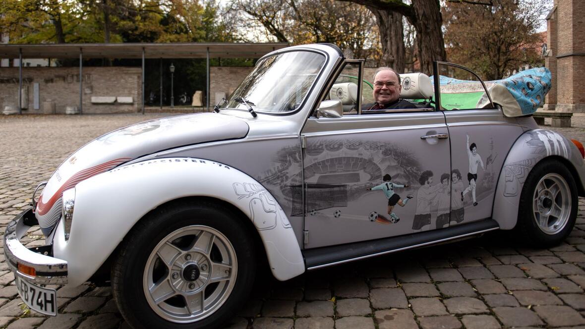Unterschreiben für den guten Zweck: Bischof Bertram im silbernen VW-Käfer (Fotos: Julian Schmidt / pba)